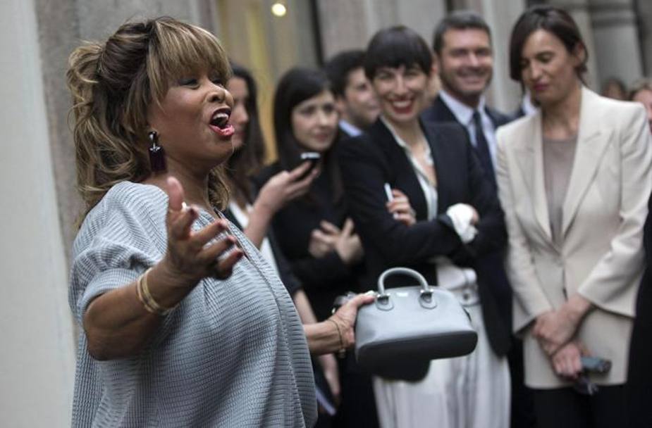 L&#39;arrivo di Tina Turner nel negozio di Giorgio Armani in via Montenapoleone per l&#39;inaugurazione della boutique Armani